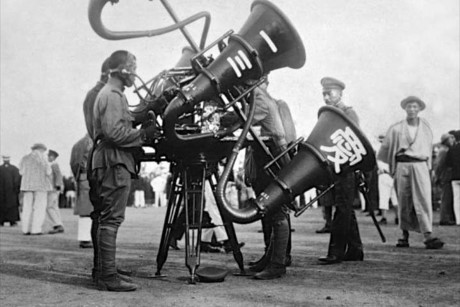 Binh sĩ Nhật Bản trình diễn cách sử dụng “kèn chiến tranh” vào năm 1932.