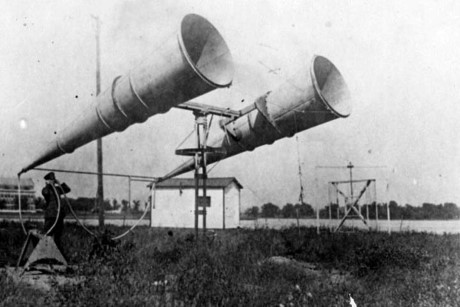Một bộ khuếch đại âm thanh mà bộ phận không quân của hải quân Mỹ sử dụng để định vị và liên lạc với máy bay vào cả ngày lẫn đêm. Ảnh chụp năm 1925.