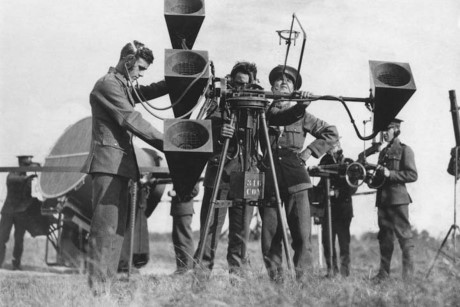 Hệ thống định vị 4 tai hứng âm thanh ở Anh trong thập niên 1930. Có 3 người vận hành, với 2 người được trang bị ống nghe kiểu bác sĩ gắn vào bộ phận hứng âm thanh.