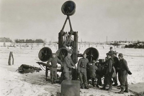 Binh lính Thụy Điển vận hành một thiết bị định vị âm thanh vào năm 1940./.