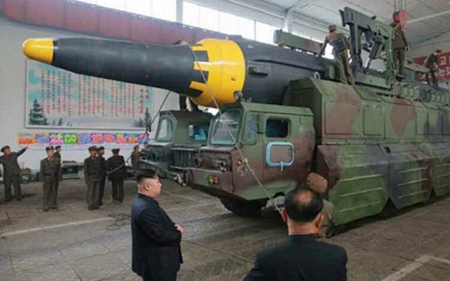 Nhà lãnh đạo tối cao Triều Tiên Kim Jong-un quan sát một hệ thống tên lửa đạn đạo. Ảnh: Rodong Sinmun.