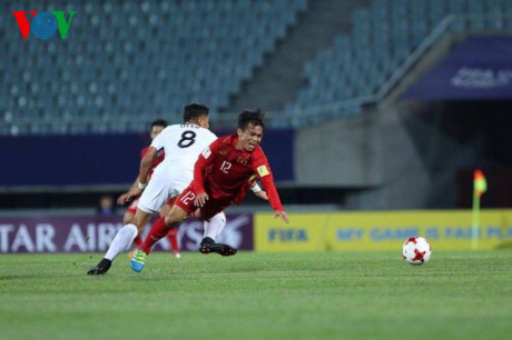 Trong hiệp 1, U20 Việt Nam kiểm soát bóng tới 60% nhưng không thể chuyển hóa cơ hội thành bàn thắng.