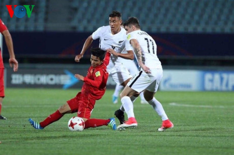 Một vài cơ hội xuất hiện nhưng các chân sút áo đỏ vẫn tiếp tục bỏ lỡ.. Thậm chí, U20 New Zealand còn có một cơ hội dứt điểm cận thành trong những phút bù giờ nhưng không thành công. Chung cuộc U20 Việt Nam hòa U20 New Zealand 0-0 và có được điểm số đầu tiên tại World Cup.