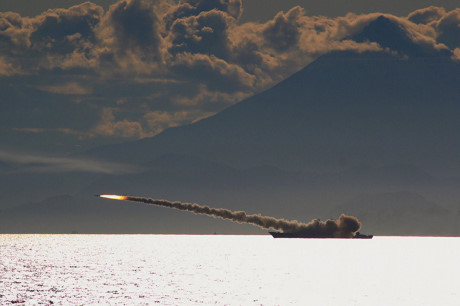 Một tàu chiến thuộc hạm đội Thái Bình Dương phóng tên lửa.