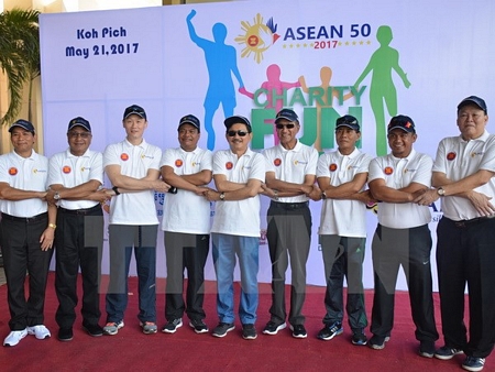 Đại diện sứ quán 9 nước ASEAN tại Campuchia chụp ảnh lưu niệm tại lễ khai mạc sự kiện. Công sứ Nguyễn Trác Toàn đứng ngoài cùng bên trái.