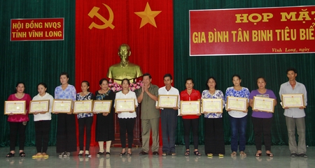 Bí thư Tỉnh ủy- Trần Văn Rón trao bằng khen của UBND tỉnh cho các gia đình tân binh tiêu biểu.