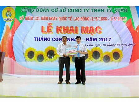 Công đoàn các khu công nghiệp tỉnh tặng 30 “Mái ấm công đoàn” cho CNLĐ Công ty TNHH Tỷ Xuân.