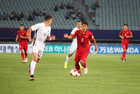 Đức Chinh (9) trước hàng hậu vệ U.20 New Zealand.