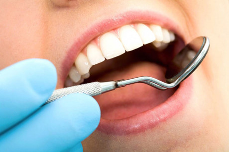 Bạn gặp vấn đề về răng miệng- Các vết nứt luôn là dấu hiệu của một chiếc răng sâu: Khi ăn quá nhiều đường, vi khuẩn trong miệng tiêu hóa bất kỳ loại carbohydrate nào, chúng tạo ra một axit kết hợp với nước bọt của bạn để tạo ra mảng bám, nếu không bị chải đi, chúng sẽ tích tụ trên răng và bắt đầu ăn mòn men răng, làm răng bị sâu. Chìa khóa là đánh răng sau bữa ăn hoặc ăn những thực phẩm này giúp giữ cho răng khỏe mạnh (Ảnh: istock/shironosov).