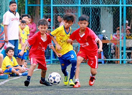 Các vận động viên nhí tại Giải bóng đá khối trường tiểu học Cúp Hùng Vương TP Vĩnh long 2017