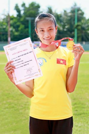 Huỳnh Thị Mỹ Tiên (Vĩnh Long- 029) mang về thêm chiếc HCV thứ hai cho mình tại nội dung chạy 200m.