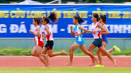 Các VĐV nữ tranh tài nội dung chạy 1.500m.