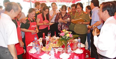Công ty TNHH Tỷ Xuân tổ chức hội thi nấu ăn nhân dịp 8/3, thể hiện sự quan tâm đời sống tinh thần người lao động.