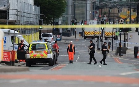 Cảnh sát Anh phong tỏa hiện trường vụ đánh bom tại Manchester. Ảnh: Reuters
