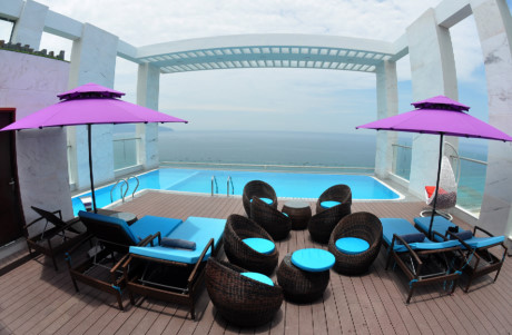 Bể bơi trên tầng 16 mở không gian ra biển thoáng đãng của một khách sạn 4 sao trên đường Võ Nguyên Giáp.
