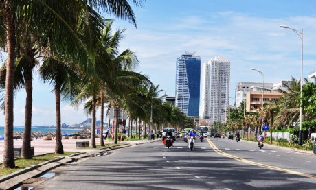 Con đường ven biển Đà Nẵng rợp mát bóng dừa càng tôn lên vẻ đẹp thành phố sinh thái, thơ mộng nổi bật ở miền Trung.