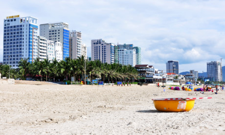 Cụm khách sạn từ 3 đến 5 sao bên bờ biển Mỹ Khê. Du khách nghỉ dưỡng ở những khách sạn này có thể đi bộ từ 100-200 m ra biển tắm hay chơi các môn thể thao biển.