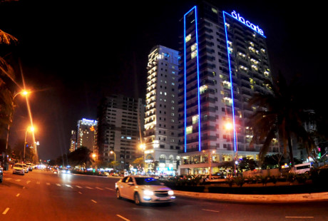 Cụm khách sạn 4 sao sang trọng nổi bật về đêm trên đường phố ven biển Võ Nguyên Giáp.
