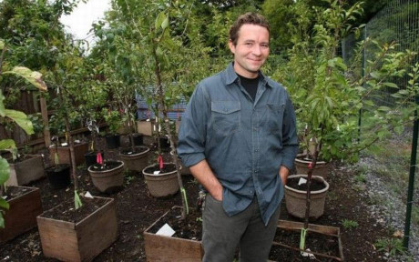 Giáo sư Sam Van Aken (New York, Mỹ) đã tạo ra loại cây mới lai ghép giữa nhiều giống cây