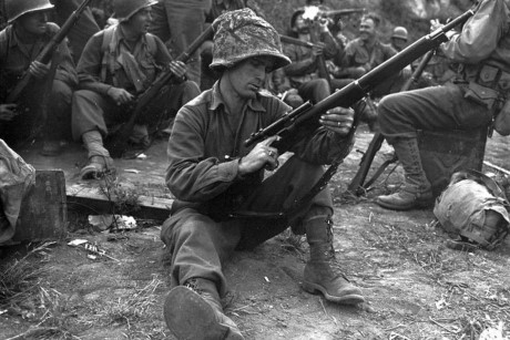 Khẩu M1 Garand huyền thoại và thoi nạp đạn có gắn kính ngắm nhìn xa .