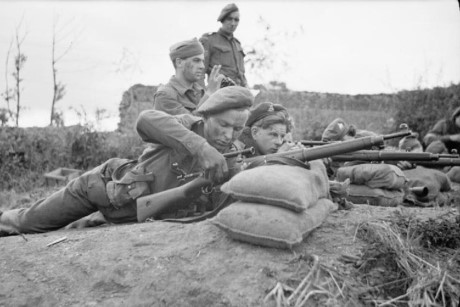 Đào tạo lính bắn tỉa tại trường học bắn tỉa tại Pháp vào tháng 7/1944.