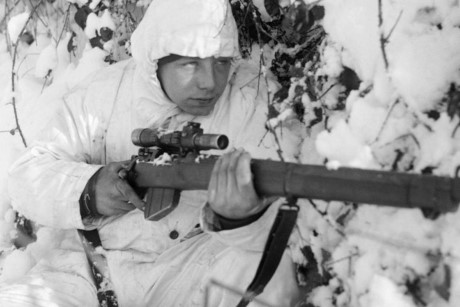 Lính bắn tỉa sư đoàn Không vận số 6 tuần tra ở khu vực rừng Ardennes. Anh này mặc đồ ngụy trang giống tuyết. Ảnh chụp vào tháng 1/1945.