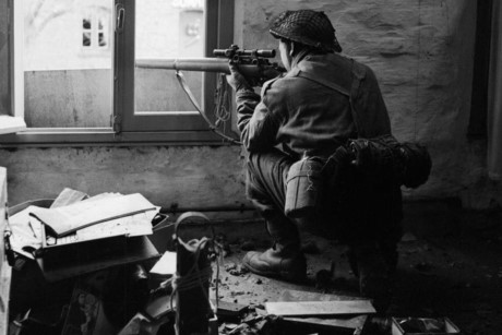 Tay súng bắn tỉa của Đại đội C, Tiểu đoàn 5, Sư đoàn 51, nấp trên gác xép của một tòa nhà hoang phế ở Gennep, Hà Lan vào ngày 14/2/1945.
