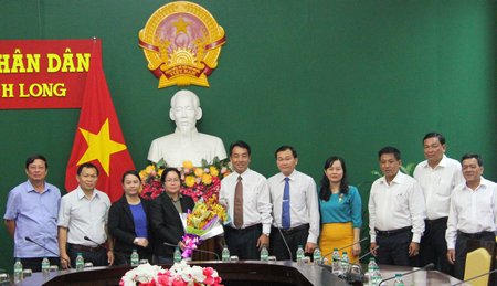 Lãnh đạo tỉnh Vĩnh Long và đoàn công tác cán bộ tỉnh Xiêng Khoảng chụp ảnh lưu niệm.