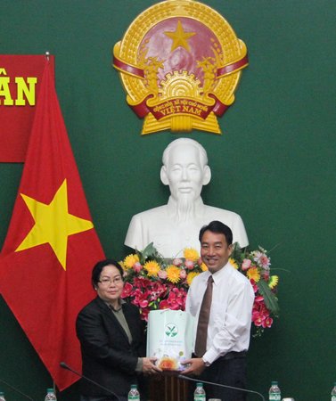  Phó Chủ tịch UBND tỉnh Vĩnh Long Lữ Quang Ngời tặng quà lãnh đạo tỉnh Xiêng Khoảng.