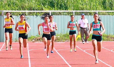  Huỳnh Thị Mỹ Tiên (Vĩnh Long- 029) rút về đích và giành thêm chiếc HCV nội dung chạy tiếp sức nữ 4x100m.