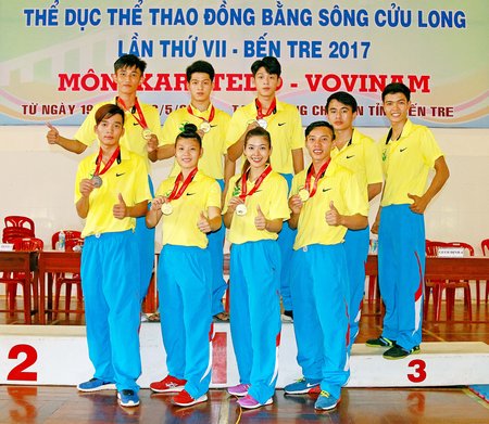 Đồng đội Vovinam Vĩnh Long tại đại hội TDTT ĐBSCL 2017. Nguyễn Thị Ngọc Trâm (Vĩnh Long) giành 2 HCV nội dung thi quyền.
