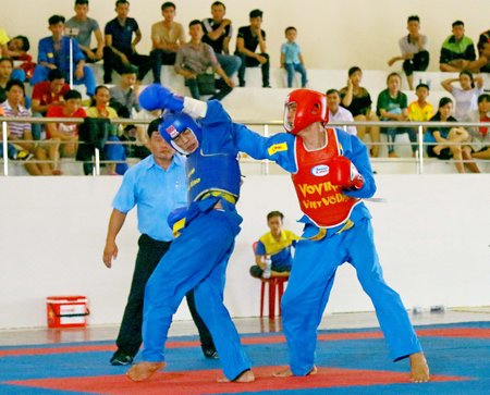 Trận chung kết Vovinam hạng cân 68kg, Thành Phụng (Vĩnh Long, phải) trước Thanh Phong (Tiền Giang).