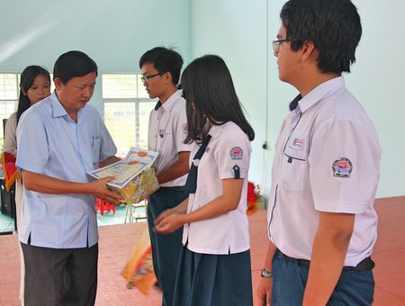  Bí thư Thành ủy Vĩnh Long Hồ Văn Huân khen thưởng cho các em có thành tích học tập đứng đầu khối 10, 11, 12.
