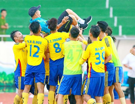Niềm vui chiến thắng của đội Đồng Tháp vô địch môn bóng đá.