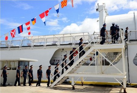 Các thành viên của Cảnh sát biển Việt Nam lên tàu CSB-8020 trong lễ bàn giao tại Căn cứ Tuần duyên Honolulu. Sau gần 50 năm phục vụ trong Tuần duyên Hoa Kỳ, cựu tàu Tuần duyên Morgenthau chính thức được bàn giao cho Cảnh sát biển Việt Nam và được đổi tên thành CSB-8020.