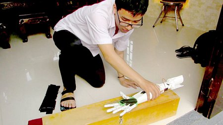 Sản phẩm của Phạm Huy đã hé mở tia hy vọng cho những người bị khiếm khuyết đôi tay. Ảnh: Báo Tuổi trẻ