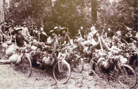 Đoàn dân công xe đạp thồ đưa hàng vào mặt trận Điện Biên Phủ (ảnh tư liệu tại Bảo tàng Hồ Chí Minh ở Hà Nội).