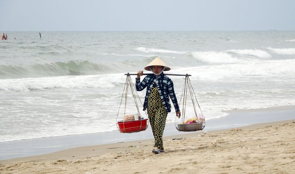 Người dân nghèo Phan Thiết chủ yếu mưu sinh trên dọc bờ biển.