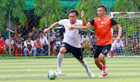  Pha tranh bóng trong trận chung kết đội Lan Anh (Cà Mau, áo cam) thắng Vàng Lộc Tài (TP Vĩnh Long) 2-1.