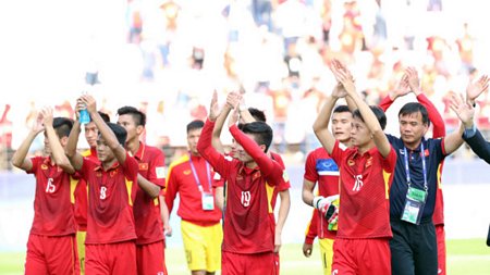 Các cầu thủ U20 Việt Nam cảm ơn các CĐV. Ảnh: Đ.Đ