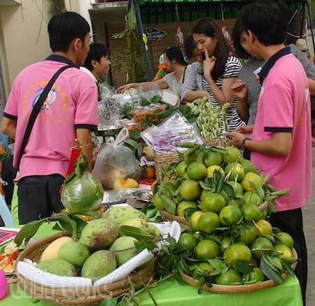 Giá trái cây tăng mạnh khi gần đến Tết Đoan Ngọ.