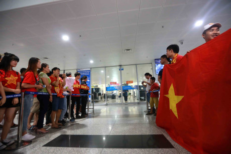 Khá đông các CĐV đã đến sân bay Nội Bài từ sớm, để đón các tuyển thủ U20 Việt Nam trở về vào tối 29/5, sau khi dự VCK U20 World Cup 2017 tại Hàn Quốc