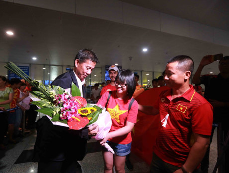 HLV Hoàng Anh Tuấn nhận bó hoa cảm ơn từ người hâm mộ
