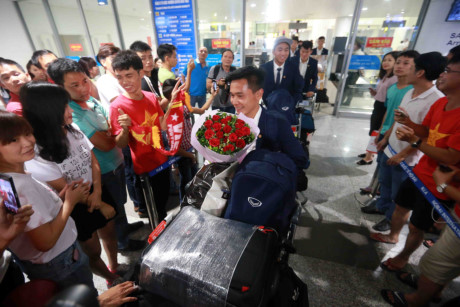 Hồ Minh Dĩ thẹn thùng khi được fan nữ tặng một bó hoa hồng