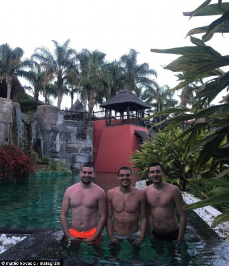 Tiền vệ Matteo Kovacic khoe ảnh đi bơi cùng bạn bè trên Instagram cá nhân.