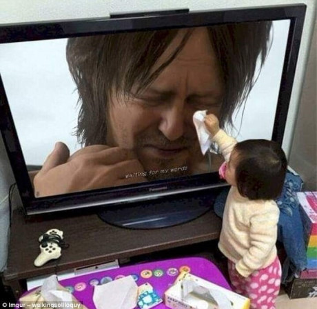 Em bé đáng yêu này đang lau nước mắt cho diễn viên trên TV.