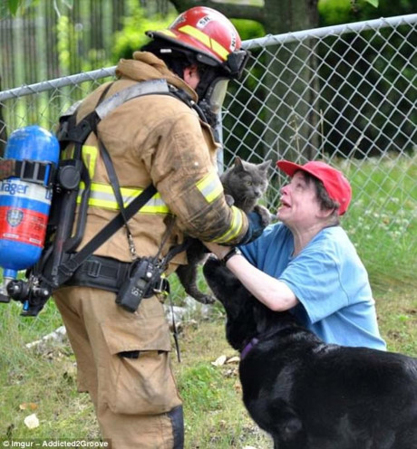Người phụ nữ đang tỏ lòng biết ơn sau khi con mèo yêu quý của bà được cứu thoát khỏi đám cháy.