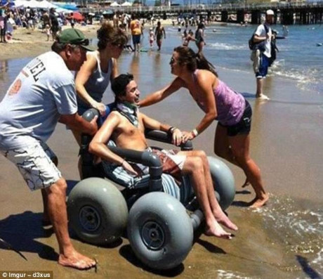 Gia đình này đã thiết kế một chiếc xe lăn đặc biệt để người thanh niên có thể cảm nhận được đại dương.