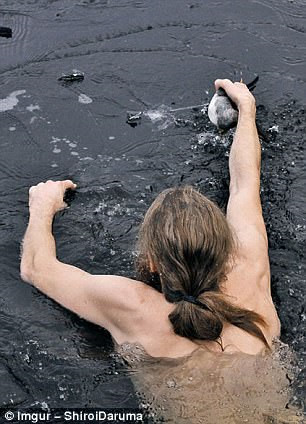 Mặc thời tiết giá lạnh, người đàn ông này vẫn bơi qua nước lạnh để cứu một con vịt bị mắc kẹt và đang sắp chết đuối.