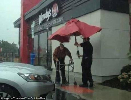 Sau khi nhìn thấy một ông già đi dưới mưa, nhân viên của Wendy đã lấy một chiếc dù che bàn và chạy tới để che mưa cho ông.